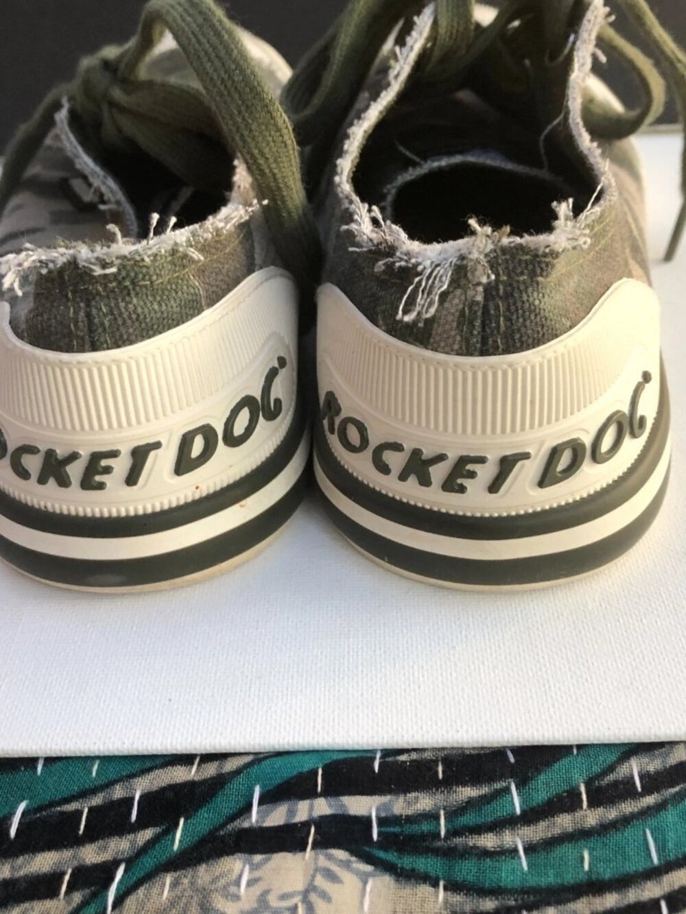 Rocket Dog Women& Sneaker Canvas Lace-up Gray Camo Shoes Sz 6.5 Frayed Edges - Picture 4 of 13